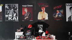 Mehrere Poster und Merchandise von K-Pop Artists