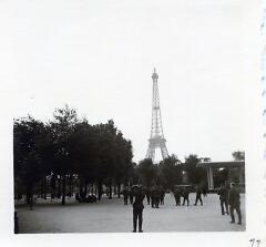 Familienarchiv: Zweiter Weltkrieg Soldaten in Paris