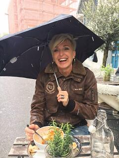 Barbara Haid Interview Bild Essen mit Regenschirm