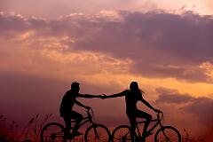 Paar auf Fahrrädern
